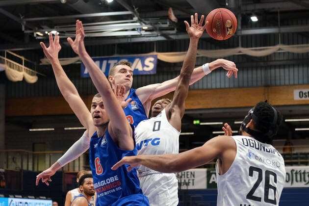 Basketball, Männer, BBL, 5. Spieltag, 06.12.2020, SYNTAINICS MBC - Hamburg Towers, v.l.: Marko Krstanovic (MBC, 6), Philipp Hartwich (MBC, 12), TJ Shorts (Hamburg, 0), Marvin Ogunsipe (Hamburg, 26). GER, BBL, Basketball, Maenner, SYNTAINICS MBC - Hamburg Towers, 06.12.2020, Weissenfels