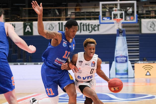 Basketball, Männer, BBL, 5. Spieltag, 06.12.2020, SYNTAINICS MBC - Hamburg Towers, v.l.: Kyndahl Hill (MBC, 11), TJ Shorts (Hamburg, 0). GER, BBL, Basketball, Maenner, SYNTAINICS MBC - Hamburg Towers, 06.12.2020, Weissenfels