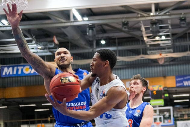 Basketball, Männer, BBL, 5. Spieltag, 06.12.2020, SYNTAINICS MBC - Hamburg Towers, v.l.: Sergio Kerusch (MBC, 7), Kameron Taylor (Hamburg, 7). GER, BBL, Basketball, Maenner, SYNTAINICS MBC - Hamburg Towers, 06.12.2020, Weissenfels