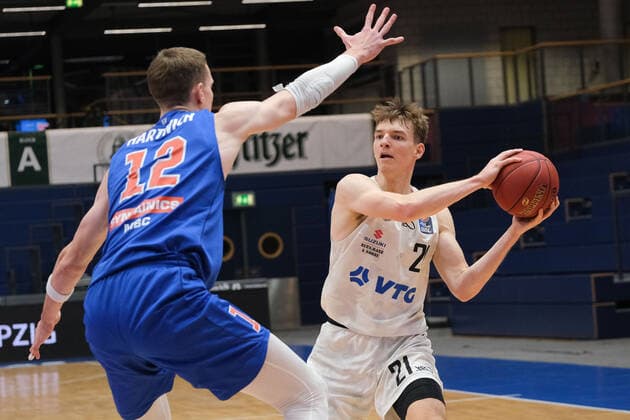 Basketball, Männer, BBL, 5. Spieltag, 06.12.2020, SYNTAINICS MBC - Hamburg Towers, v.l.: Philipp Hartwich (MBC, 12), Justus Hollatz (Hamburg, 21). GER, BBL, Basketball, Maenner, SYNTAINICS MBC - Hamburg Towers, 06.12.2020, Weissenfels
