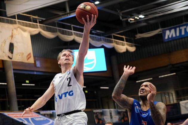 Basketball, Männer, BBL, 5. Spieltag, 06.12.2020, SYNTAINICS MBC - Hamburg Towers, v.l.: Jordan Swing (Hamburg, 2), Sergio Kerusch (MBC, 7). GER, BBL, Basketball, Maenner, SYNTAINICS MBC - Hamburg Towers, 06.12.2020, Weissenfels