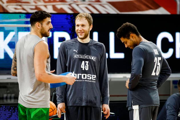 links Mahir Agva (Pinar Karsiyaka, 07) Mitte Christian Sengfelder (Brose Bamberg, 43) rechts Kenneth Ogbe (Brose Bamberg, 25) JobStairs Gießen 46ers - Brose Bamberg, easyCredit Basketball Bundesliga, Saison 2020-2021, 5. Spieltag, Gießen, Germany, 06.12.2020, -