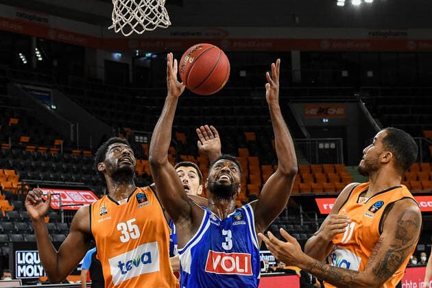 GER, EuroCup, ratiopharm ulm vs Buducnost VOLI Podgorica 08.12.2020, ratiopharm arena, Neu-Ulm, GER, EuroCup, ratiopharm ulm vs Buducnost VOLI Podgorica, im Bild erfolgreiche Defense von Aric Holman (Ulm, 35) und Isaiah Wilkins (Ulm, 11) gegen Melvin Ejim (Podgorica, 3)