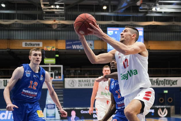 Basketball, Männer, BBL, 4. Spieltag, 08.12.2020, SYNTAINICS MBC - FC Bayern Muenchen, v.l.: Philipp Hartwich (MBC, 12), Diego Flaccadori (FCBB, 12). GER, BBL, Basketball, Maenner, SYNTAINICS MBC - FC Bayern Muenchen, 08.12.2020, Weissenfels