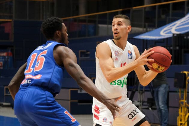 Basketball, Männer, BBL, 4. Spieltag, 08.12.2020, SYNTAINICS MBC - FC Bayern Muenchen, v.l.: Shavon Coleman (MBC, 15), Diego Flaccadori (FCBB, 12). GER, BBL, Basketball, Maenner, SYNTAINICS MBC - FC Bayern Muenchen, 08.12.2020, Weissenfels