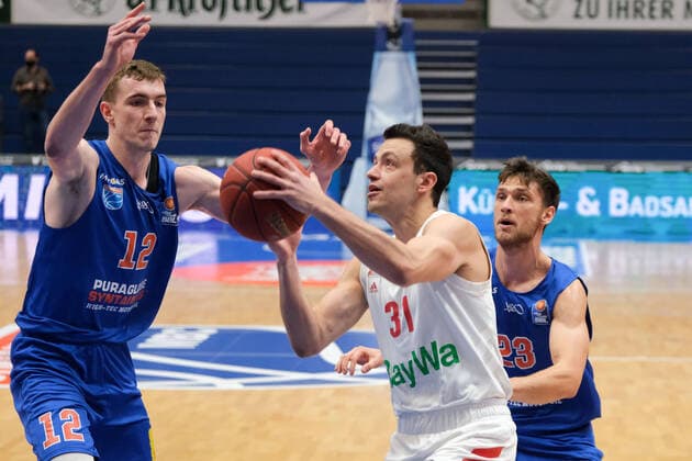 Basketball, Männer, BBL, 4. Spieltag, 08.12.2020, SYNTAINICS MBC - FC Bayern Muenchen, v.l.: Philipp Hartwich (MBC, 12), Zan Mark Sisko (FCBB, 31), Michal Michalak (MBC, 23). GER, BBL, Basketball, Maenner, SYNTAINICS MBC - FC Bayern Muenchen, 08.12.2020, Weissenfels