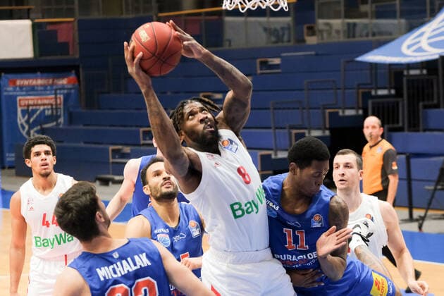 Basketball, Männer, BBL, 4. Spieltag, 08.12.2020, SYNTAINICS MBC - FC Bayern Muenchen, v.l.: Jalen Reynolds (FCBB, 8), Kyndahl Hill (MBC, 11). GER, BBL, Basketball, Maenner, SYNTAINICS MBC - FC Bayern Muenchen, 08.12.2020, Weissenfels