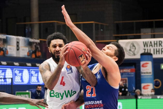 Basketball, Männer, BBL, 4. Spieltag, 08.12.2020, SYNTAINICS MBC - FC Bayern Muenchen, v.l.: DJ Seeley (FCBB, 4), Quinton Hooker (MBC, 21). GER, BBL, Basketball, Maenner, SYNTAINICS MBC - FC Bayern Muenchen, 08.12.2020, Weissenfels