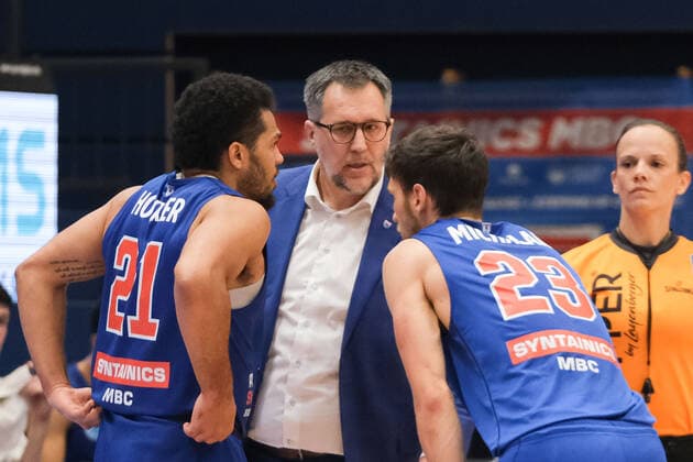 Basketball, Männer, BBL, 4. Spieltag, 08.12.2020, SYNTAINICS MBC - FC Bayern Muenchen, v.l.: Quinton Hooker (MBC, 21), Head Coach Silvano Poropat (MBC), Michal Michalak (MBC, 23). GER, BBL, Basketball, Maenner, SYNTAINICS MBC - FC Bayern Muenchen, 08.12.2020, Weissenfels