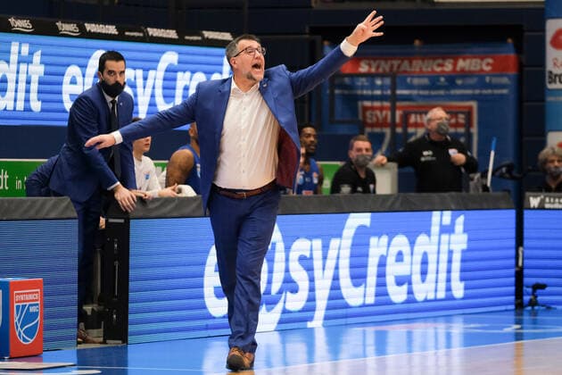 Basketball, Männer, BBL, 4. Spieltag, 08.12.2020, SYNTAINICS MBC - FC Bayern Muenchen, v.l.: Head Coach Silvano Poropat (MBC). GER, BBL, Basketball, Maenner, SYNTAINICS MBC - FC Bayern Muenchen, 08.12.2020, Weissenfels