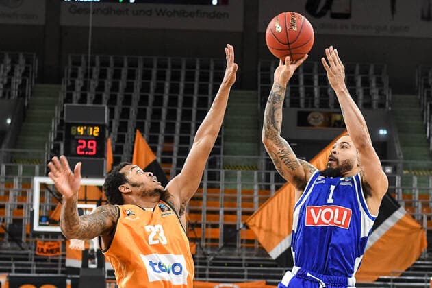 GER, EuroCup, ratiopharm ulm vs Buducnost VOLI Podgorica 08.12.2020, ratiopharm arena, Neu-Ulm, GER, EuroCup, ratiopharm ulm vs Buducnost VOLI Podgorica, im Bild Troy Caupain (Ulm, 23) kann Wurf von Justin Cobbs (Podgorica, 1) nicht verhindern