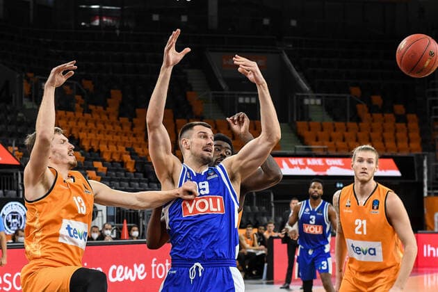 GER, EuroCup, ratiopharm ulm vs Buducnost VOLI Podgorica 08.12.2020, ratiopharm arena, Neu-Ulm, GER, EuroCup, ratiopharm ulm vs Buducnost VOLI Podgorica, im Bild Andreas Obst (Ulm, 13) mit einem Foul an Zoran Nikolic (Podgorica, 19)