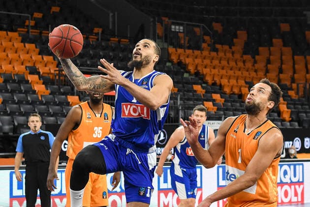 GER, EuroCup, ratiopharm ulm vs Buducnost VOLI Podgorica 08.12.2020, ratiopharm arena, Neu-Ulm, GER, EuroCup, ratiopharm ulm vs Buducnost VOLI Podgorica, im Bild Justin Cobbs (Podgorica, 1) punktet, Demitrius Conger (Ulm, 1)