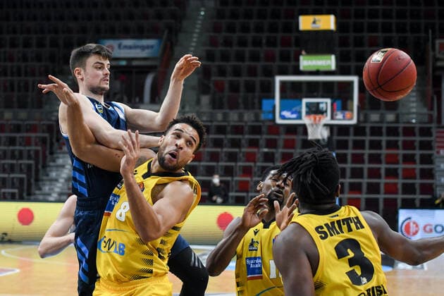 Jonas Mattisseck (ALBA Berlin) im Zweikampf mit Elias Harris (MHP Riesen Ludwigsburg), Yorman Polas Bartolo (MHP Riesen Ludwigsburg) und Jaleen Smith (MHP Riesen Ludwigsburg), GER, MHP Riesen Ludwigsburg vs. ALBA Berlin, 08.12.2020, 6. Spieltag easycredit Basketball Bundesliga, Spielzeit 2020 2021. GER, MHP Riesen Ludwigsburg vs. ALBA Berlin, 08.12.2020, 6. Spieltag easycredit Basketball Bundesliga, Spielzeit 2020 2021. Ludwigsburg Copyright: xEibnerxPressefoto MichaelxMemmlerx EP_MMR