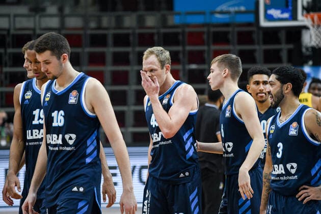 Luke Sikma (ALBA Berlin) Kresimir Nikic (ALBA Berlin), Malte Delow (ALBA Berlin), Peyton Siva (ALBA Berlin) sind enttaeuscht ueber die Niederlage, GER, MHP Riesen Ludwigsburg vs. ALBA Berlin, 08.12.2020, 6. Spieltag easycredit Basketball Bundesliga, Spielzeit 2020 2021. GER, MHP Riesen Ludwigsburg vs. ALBA Berlin, 08.12.2020, 6. Spieltag easycredit Basketball Bundesliga, Spielzeit 2020 2021. Ludwigsburg Copyright: xEibnerxPressefoto MichaelxMemmlerx EP_MMR