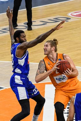 GER, EuroCup, ratiopharm ulm vs Buducnost VOLI Podgorica 08.12.2020, ratiopharm arena, Neu-Ulm, GER, EuroCup, ratiopharm ulm vs Buducnost VOLI Podgorica, im Bild Willie Reed (Podgorica, 33), Dylan Osetkowski (Ulm, 21)
