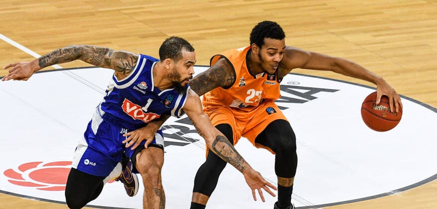 GER, EuroCup, ratiopharm ulm vs Buducnost VOLI Podgorica 08.12.2020, ratiopharm arena, Neu-Ulm, GER, EuroCup, ratiopharm ulm vs Buducnost VOLI Podgorica, im Bild Justin Cobbs (Podgorica, 1), Troy Caupain (Ulm, 23)