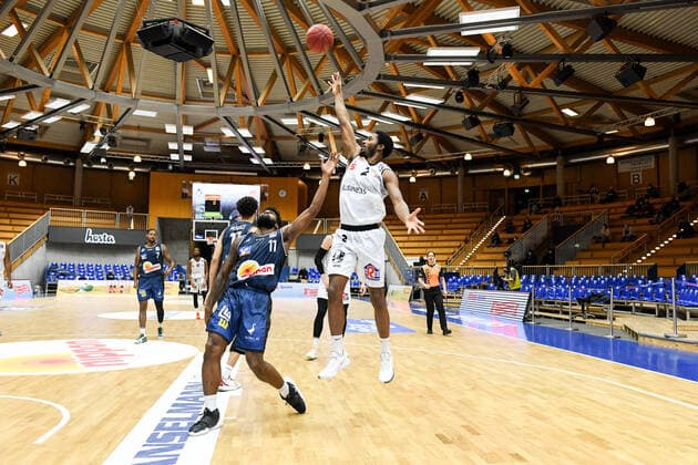 Terrell Harris (Niners Chemnitz) beim Wurf, Tim Coleman (HAKRO Merlins Crailsheim) verteidigt, GER, HAKRO Merlins Crailsheim vs. Niners Chemnitz, 09.12.2020, 1. Spieltag easycredit Basketball Bundesliga, Spielzeit 2020 2021. GER, HAKRO Merlins Crailsheim vs. Niners Chemnitz, 09.12.2020, 1. Spieltag easycredit Basketball Bundesliga, Spielzeit 2020 2021 Crailsheim Copyright: xEibnerxPressefoto MichaelxMemmlerx EP_MMR