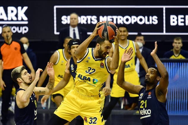 Johannes Thiemann (ALBA), mit Ball, rechts Dyshawn Pierre (Istanbul), links Nando De Colo (Istanbul), hiunten Jarell Eddie (Istanbul), ALBA Berlin - Fenerbahce Istanbul Basketball, Turkish Airlines Euroleague, Gruppenphase, Vorrunde, Herren, Männer, Maenner, men, Saison 2020 2021 Berlin, 10.12..2020 Mercedes-Benz Arena