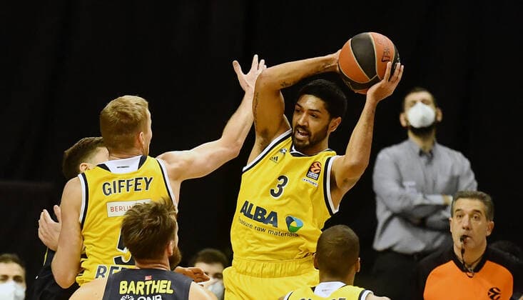 Peyton Siva (ALBA), holt den rebound, links Luke Sikma (ALBA), ALBA Berlin - Fenerbahce Istanbul Basketball, Turkish Airlines Euroleague, Gruppenphase, Vorrunde, Herren, Männer, Maenner, men, Saison 2020 2021 Berlin, 10.12..2020 Mercedes-Benz Arena