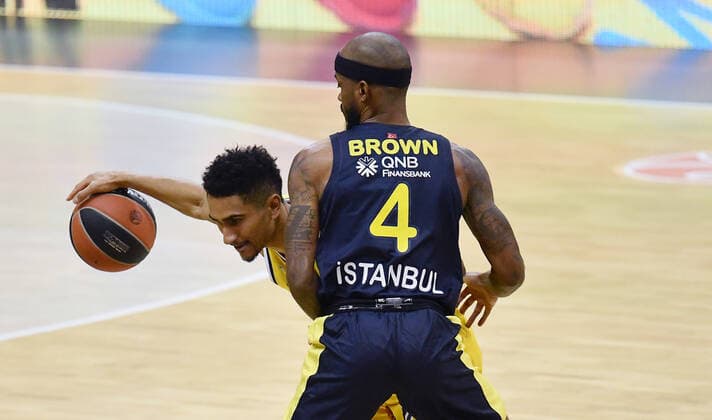 Maodo Lo (ALBA), mit Ball, vorne Lorenzo Brown (Istanbul), ALBA Berlin - Fenerbahce Istanbul Basketball, Turkish Airlines Euroleague, Gruppenphase, Vorrunde, Herren, Männer, Maenner, men, Saison 2020 2021 Berlin, 10.12..2020 Mercedes-Benz Arena