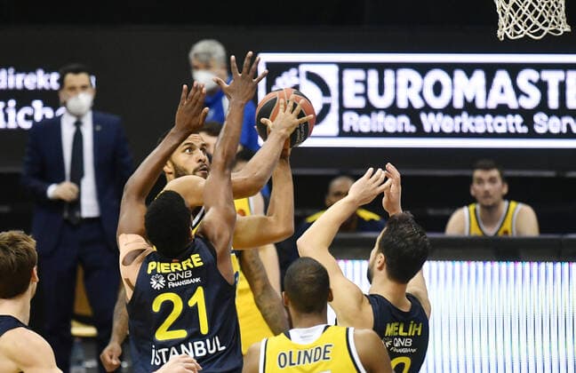 Johannes Thiemann (ALBA), beim Wurf, vorne Dyshawn Pierre (Istanbul), Melih Mahmutoglu (Istanbul), Louis Olinde (ALBA), ALBA Berlin - Fenerbahce Istanbul Basketball, Turkish Airlines Euroleague, Gruppenphase, Vorrunde, Herren, Männer, Maenner, men, Saison 2020 2021 Berlin, 10.12..2020 Mercedes-Benz Arena