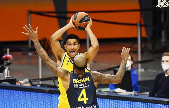 Maodo Lo (ALBA), mit Ball, vorne Lorenzo Brown (Istanbul), ALBA Berlin - Fenerbahce Istanbul Basketball, Turkish Airlines Euroleague, Gruppenphase, Vorrunde, Herren, Männer, Maenner, men, Saison 2020 2021 Berlin, 10.12..2020 Mercedes-Benz Arena