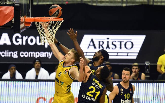 Niels Giffey (ALBA), und Dyshawn Pierre (Istanbul), ALBA Berlin - Fenerbahce Istanbul Basketball, Turkish Airlines Euroleague, Gruppenphase, Vorrunde, Herren, Männer, Maenner, men, Saison 2020 2021 Berlin, 10.12..2020 Mercedes-Benz Arena