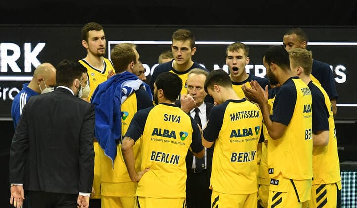 Aito Garcia Reneses (Trainer ALBA), gibt letzte Anweisungen an die Mannschaft vor dem Spiel ALBA Berlin - Fenerbahce Istanbul Basketball, Turkish Airlines Euroleague, Gruppenphase, Vorrunde, Herren, Männer, Maenner, men, Saison 2020 2021 Berlin, 10.12..2020 Mercedes-Benz Arena