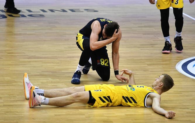 Niels Giffey (ALBA), am Boden und hinten Edgaras Ulanovas (Istanbul), beide angeschlagen nach einem Zusammenprall ALBA Berlin - Fenerbahce Istanbul Basketball, Turkish Airlines Euroleague, Gruppenphase, Vorrunde, Herren, Männer, Maenner, men, Saison 2020 2021 Berlin, 10.12..2020 Mercedes-Benz Arena