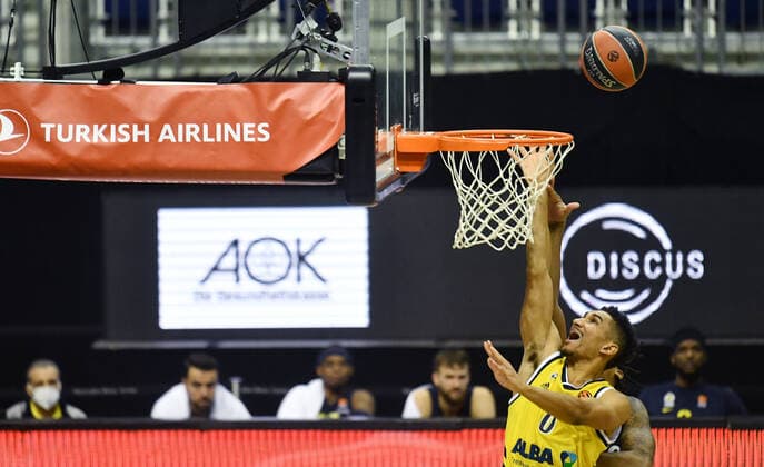 Maodo Lo (ALBA), beim Wurf am Korb ALBA Berlin - Fenerbahce Istanbul Basketball, Turkish Airlines Euroleague, Gruppenphase, Vorrunde, Herren, Männer, Maenner, men, Saison 2020 2021 Berlin, 10.12..2020 Mercedes-Benz Arena