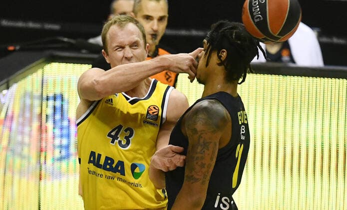 Sport Themen der Woche KW50 Sport Bilder des Tages Ein Beispiel eines falschen Eindrucks durch Perspektivverzerrung, Man glaubt Luke Sikma (ALBA), gibt Johnny Hamilton (Istanbul), einen Kinnhaken, natürlich nicht ALBA Berlin - Fenerbahce Istanbul Basketball, Turkish Airlines Euroleague, Gruppenphase, Vorrunde, Herren, Männer, Maenner, men, Saison 2020 2021 Berlin, 10.12..2020 Mercedes-Benz Arena