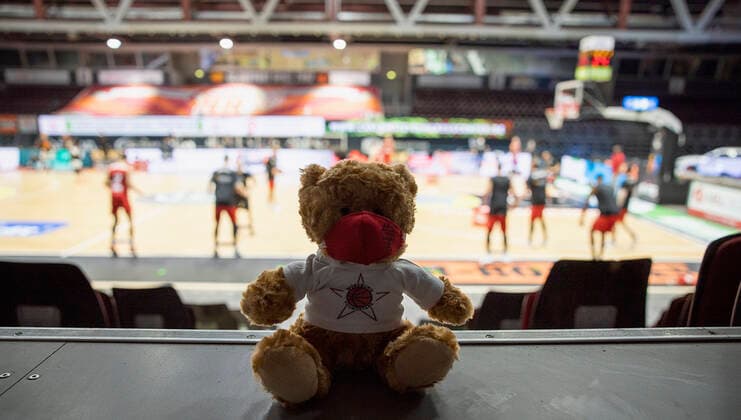 Deutschland, Chemnitz, Messe Chemnitz, 12.12.2020, emspor, emonline, despor, deonline, NINERS Chemnitz vs. s.Oliver Wuerzburg, Basketball, BBL Bild: v. li. Shooty YoungStar auch Chemnitz in der Halle DFL REGULATIONS PROHIBIT ANY USE OF PHOTOGRAPHS AS IMAGE SEQUENCES AND OR QUASI-VIDEO. Copyright: HMBxMedia xHeikoxBecker