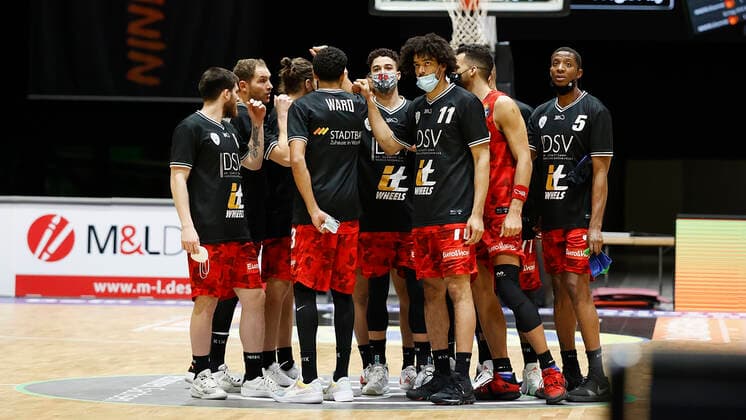 Deutschland, Chemnitz, Messe Chemnitz, 12.12.2020, emspor, emonline, despor, deonline, NINERS Chemnitz vs. s.Oliver Wuerzburg, Basketball, BBL Bild: v. li. Mannschaftskreis DFL REGULATIONS PROHIBIT ANY USE OF PHOTOGRAPHS AS IMAGE SEQUENCES AND OR QUASI-VIDEO. Copyright: HMBxMedia xHeikoxBecker