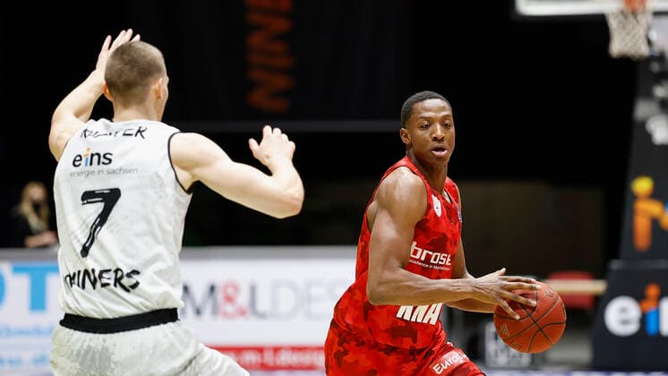 Deutschland, Chemnitz, Messe Chemnitz, 12.12.2020, emspor, emonline, despor, deonline, NINERS Chemnitz vs. s.Oliver Wuerzburg, Basketball, BBL Bild: v. li. Jonas Richter (NINERS Chemnitz) und Justin Sears (s.Oliver Wuerzburg) DFL REGULATIONS PROHIBIT ANY USE OF PHOTOGRAPHS AS IMAGE SEQUENCES AND OR QUASI-VIDEO. Copyright: HMBxMedia xHeikoxBecker