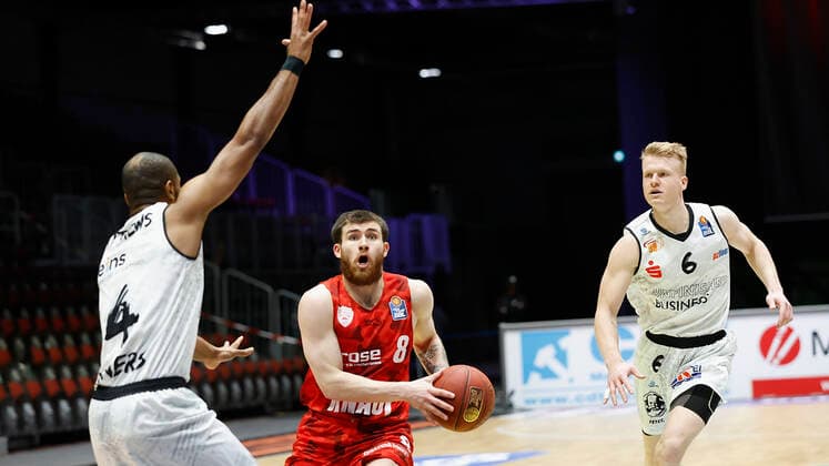 Deutschland, Chemnitz, Messe Chemnitz, 12.12.2020, emspor, emonline, despor, deonline, NINERS Chemnitz vs. s.Oliver Wuerzburg, Basketball, BBL Bild: v. li. Virgil Matthews (NINERS Chemnitz), Tayler Persons (s.Oliver Wuerzburg) und Luis Figge (NINERS Chemnitz) DFL REGULATIONS PROHIBIT ANY USE OF PHOTOGRAPHS AS IMAGE SEQUENCES AND OR QUASI-VIDEO. Copyright: HMBxMedia xHeikoxBecker