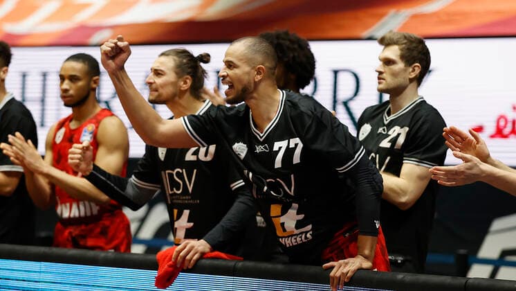 Deutschland, Chemnitz, Messe Chemnitz, 12.12.2020, emspor, emonline, despor, deonline, NINERS Chemnitz vs. s.Oliver Wuerzburg, Basketball, BBL Bild: v. li. Die Wuerzburger Bank um Alex King (s.Oliver Wuerzburg) jubelt DFL REGULATIONS PROHIBIT ANY USE OF PHOTOGRAPHS AS IMAGE SEQUENCES AND OR QUASI-VIDEO. Copyright: HMBxMedia xHeikoxBecker