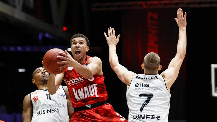 Deutschland, Chemnitz, Messe Chemnitz, 12.12.2020, emspor, emonline, despor, deonline, NINERS Chemnitz vs. s.Oliver Wuerzburg, Basketball, BBL Bild: v. li. Isiaha Mike (NINERS Chemnitz), Tyson Ward (s.Oliver Wuerzburg) und Jonas Richter (NINERS Chemnitz) DFL REGULATIONS PROHIBIT ANY USE OF PHOTOGRAPHS AS IMAGE SEQUENCES AND OR QUASI-VIDEO. Copyright: HMBxMedia xHeikoxBecker
