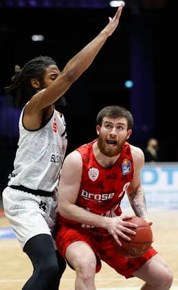 Deutschland, Chemnitz, Messe Chemnitz, 12.12.2020, emspor, emonline, despor, deonline, NINERS Chemnitz vs. s.Oliver Wuerzburg, Basketball, BBL Bild: v. li. Marcus Thornton (NINERS Chemnitz) und Tayler Persons (s.Oliver Wuerzburg) DFL REGULATIONS PROHIBIT ANY USE OF PHOTOGRAPHS AS IMAGE SEQUENCES AND OR QUASI-VIDEO. Copyright: HMBxMedia xHeikoxBecker