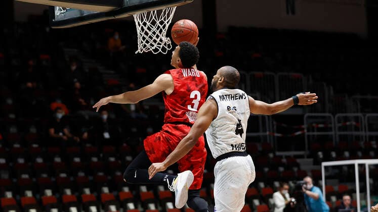 Deutschland, Chemnitz, Messe Chemnitz, 12.12.2020, emspor, emonline, despor, deonline, NINERS Chemnitz vs. s.Oliver Wuerzburg, Basketball, BBL Bild: v. li. Tyson Ward (s.Oliver Wuerzburg) und Virgil Matthews (NINERS Chemnitz) DFL REGULATIONS PROHIBIT ANY USE OF PHOTOGRAPHS AS IMAGE SEQUENCES AND OR QUASI-VIDEO. Copyright: HMBxMedia xHeikoxBecker