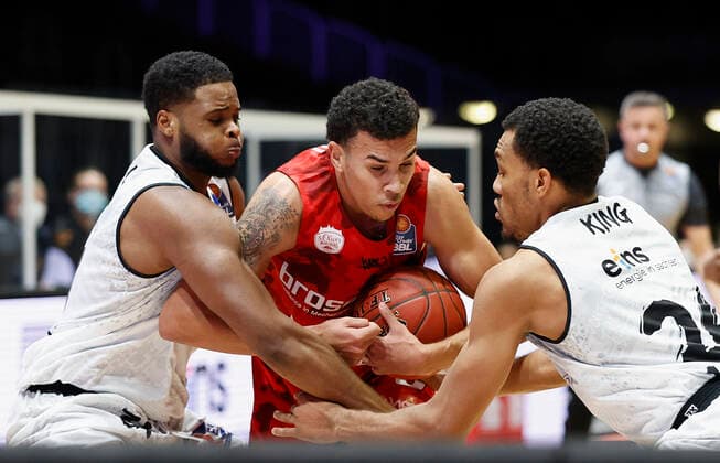 Deutschland, Chemnitz, Messe Chemnitz, 12.12.2020, emspor, emonline, despor, deonline, NINERS Chemnitz vs. s.Oliver Wuerzburg, Basketball, BBL Bild: v. li. Joseph Lawson III (NINERS Chemnitz), Tyson Ward (s.Oliver Wuerzburg) und George King (NINERS Chemnitz) DFL REGULATIONS PROHIBIT ANY USE OF PHOTOGRAPHS AS IMAGE SEQUENCES AND OR QUASI-VIDEO. Copyright: HMBxMedia xHeikoxBecker