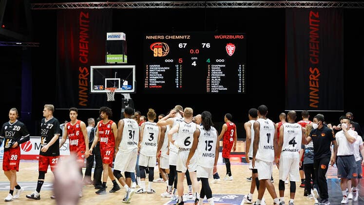 Deutschland, Chemnitz, Messe Chemnitz, 12.12.2020, emspor, emonline, despor, deonline, NINERS Chemnitz vs. s.Oliver Wuerzburg, Basketball, BBL Bild: v. li. Das Spiel ist zu Ende, Wuerzburg gewinnt in Chemnitz mit 76:67 DFL REGULATIONS PROHIBIT ANY USE OF PHOTOGRAPHS AS IMAGE SEQUENCES AND OR QUASI-VIDEO. Copyright: HMBxMedia xHeikoxBecker