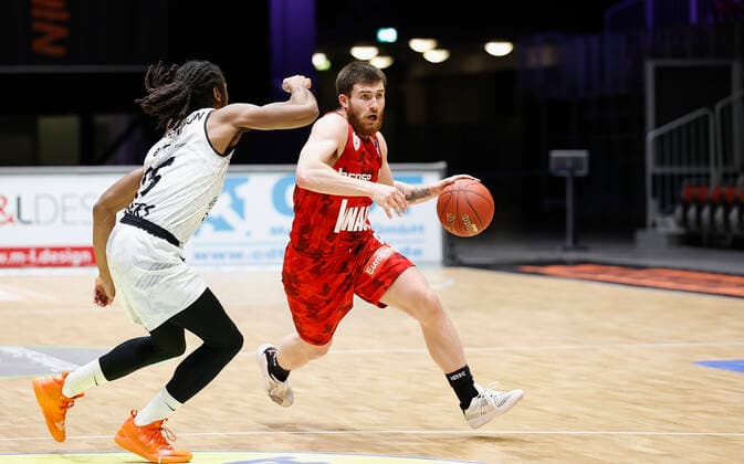 Deutschland, Chemnitz, Messe Chemnitz, 12.12.2020, emspor, emonline, despor, deonline, NINERS Chemnitz vs. s.Oliver Wuerzburg, Basketball, BBL Bild: v. li. Marcus Thornton (NINERS Chemnitz) und Tayler Persons (s.Oliver Wuerzburg) DFL REGULATIONS PROHIBIT ANY USE OF PHOTOGRAPHS AS IMAGE SEQUENCES AND OR QUASI-VIDEO. Copyright: HMBxMedia xHeikoxBecker