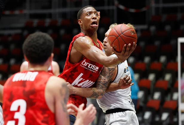 Deutschland, Chemnitz, Messe Chemnitz, 12.12.2020, emspor, emonline, despor, deonline, NINERS Chemnitz vs. s.Oliver Wuerzburg, Basketball, BBL Bild: v. li. Justin Sears (s.Oliver Wuerzburg) und Malte Ziegenhagen (NINERS Chemnitz) DFL REGULATIONS PROHIBIT ANY USE OF PHOTOGRAPHS AS IMAGE SEQUENCES AND OR QUASI-VIDEO. Copyright: HMBxMedia xHeikoxBecker