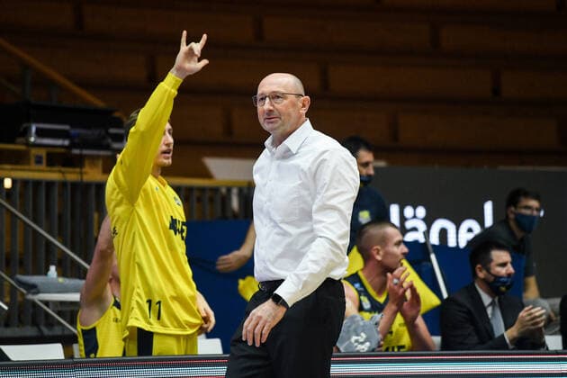 Trainer Mladen Drijencic (EWE Baskets Oldenburg), dahinter jubel auf der Bank, GER, HAKRO Merlins Crailsheim vs. EWE Baskets Oldenburg, 12.12.2020, 6. Spieltag easycredit Basketball Bundesliga, Spielzeit 2020 2021. GER, HAKRO Merlins Crailsheim vs. EWE Baskets Oldenburg, 12.12.2020, 6. Spieltag easycredit Basketball Bundesliga, Spielzeit 2020 2021. Crailsheim Copyright: xMemmlerx Eibner-Pressefotox EP_mmr