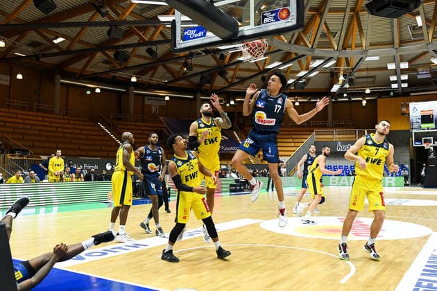 Phil Pressey (EWE Baskets Oldenburg), Martin Breunig (EWE Baskets Oldenburg), Sebastian Herrera (EWE Baskets Oldenburg) koennen nicht verteidigen, Jamuni McNeace (HAKRO Merlins Crailsheim) am Korb, GER, HAKRO Merlins Crailsheim vs. EWE Baskets Oldenburg, 12.12.2020, 6. Spieltag easycredit Basketball Bundesliga, Spielzeit 2020 2021. GER, HAKRO Merlins Crailsheim vs. EWE Baskets Oldenburg, 12.12.2020, 6. Spieltag easycredit Basketball Bundesliga, Spielzeit 2020 2021. Crailsheim Copyright: xMemmlerx Eibner-Pressefotox EP_mmr