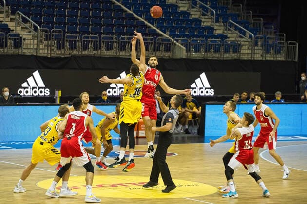 v.l. Kresimir Nikic - Alba, David Kravish - Brose Bamberg, Tipoff, Spiel vor leeren Raengen - 13.12.2020, BBL, Alba Berlin vs Brose Bamberg, in der Mercedes Benz Arena, GER, Berlin, 13.12.2020, BBL, Alba Berlin vs Brose Bamberg Berlin Copyright: xUwexKoch xEibner-Pressefotox EP_ukh