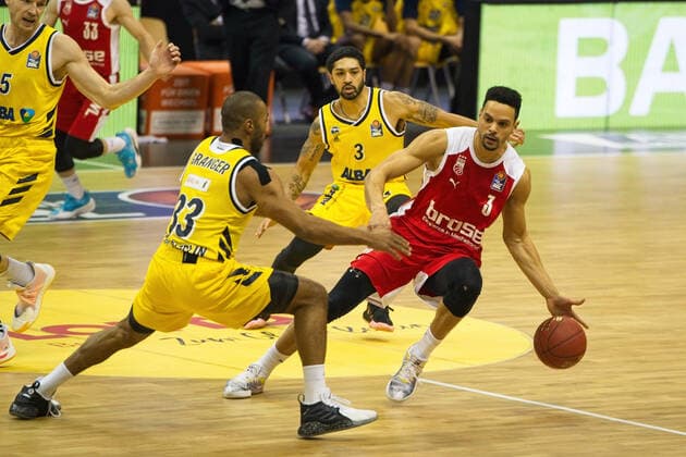 v.l. Jayson Granger - Alba, Peyton Siva - Alba, Dominic Lockhart - Brose Bamberg, Spiel vor leeren Raengen - 13.12.2020, BBL, Alba Berlin vs Brose Bamberg, in der Mercedes Benz Arena, GER, Berlin, 13.12.2020, BBL, Alba Berlin vs Brose Bamberg Berlin Copyright: xUwexKoch xEibner-Pressefotox EP_ukh