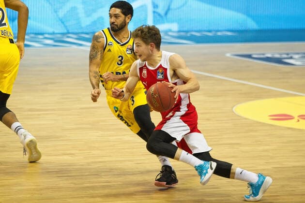 v.l. Peyton Siva - Alba, Bennet Hundt - Brose Bamberg, Spiel vor leeren Raengen - 13.12.2020, BBL, Alba Berlin vs Brose Bamberg, in der Mercedes Benz Arena, GER, Berlin, 13.12.2020, BBL, Alba Berlin vs Brose Bamberg Berlin Copyright: xUwexKoch xEibner-Pressefotox EP_ukh