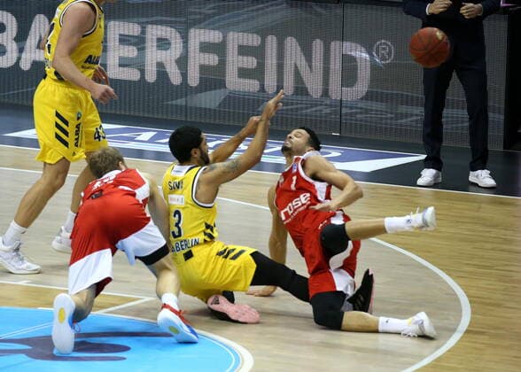 GER, BBL, ALBA Berlin vs. Brose Bamberg 13.12.2020, Mercedes Benz Arena, Berlin, GER, BBL, ALBA Berlin vs. Brose Bamberg, im Bild Peyton Siva (ALBA Berlin 3), Dominic Lockhart (Brose Bamberg 3), Christian Sengfelder (Brose Bamberg 43)